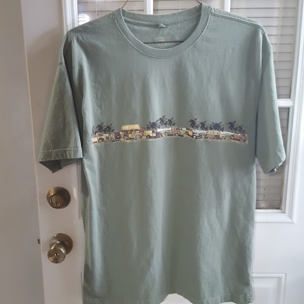 Mens tee shirt. Please bundle $6 items ,or less .